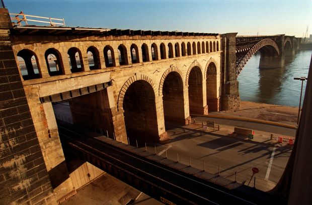 Construction work on renovation of Eads Bridge in 2000